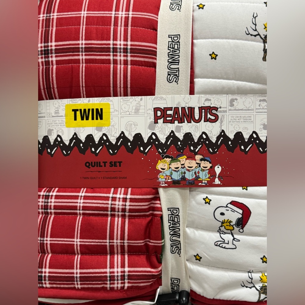 Peanuts Red and White Twin Quilt Set